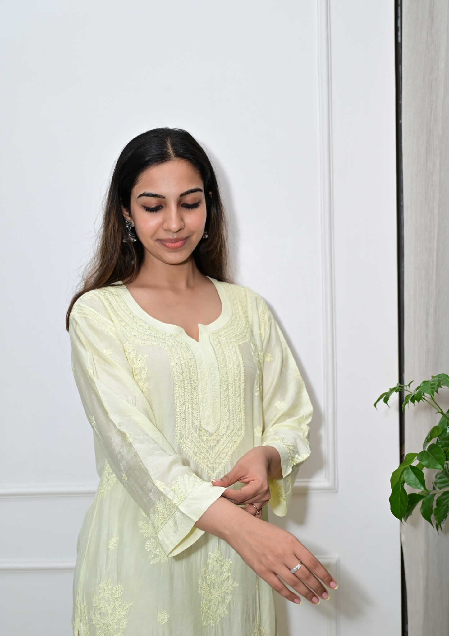 Muslin Lucknowi Kurta With Intricate Thread Work- Light Yellow